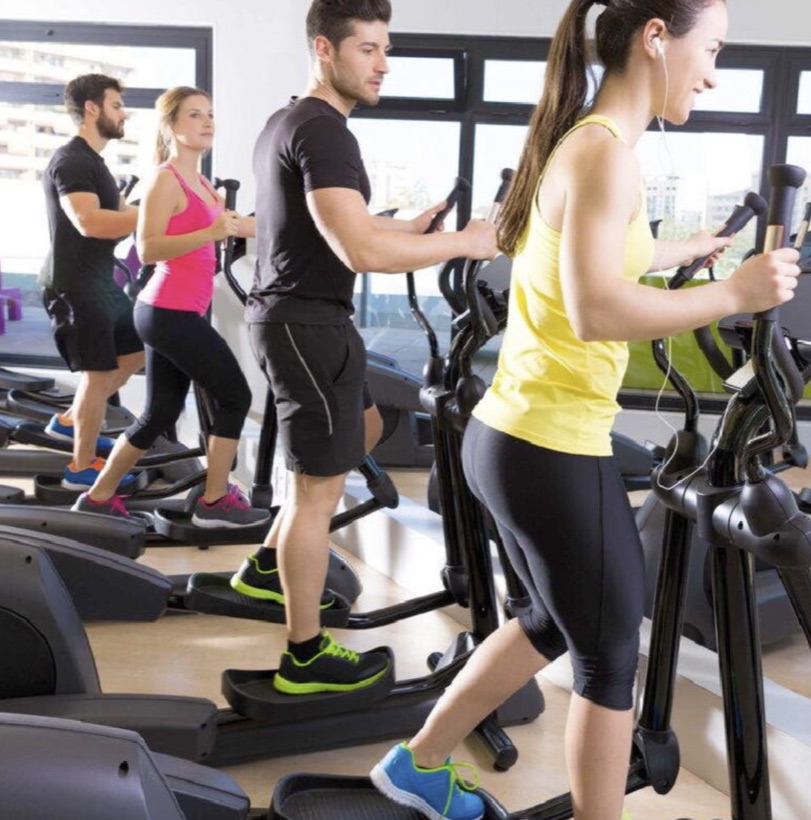 Sala de cardio con elípticas en el gimnasio de Santiago