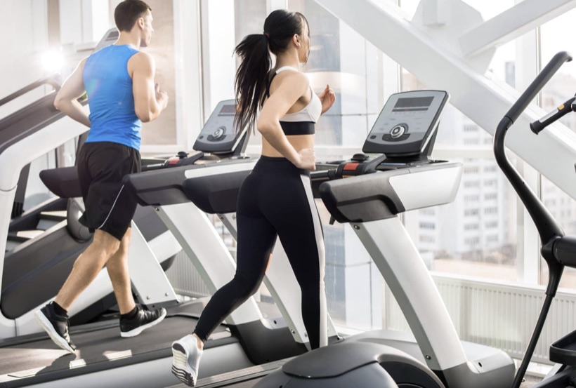 Socios entrenando en trotadoras en Vértice Fitness Santiago